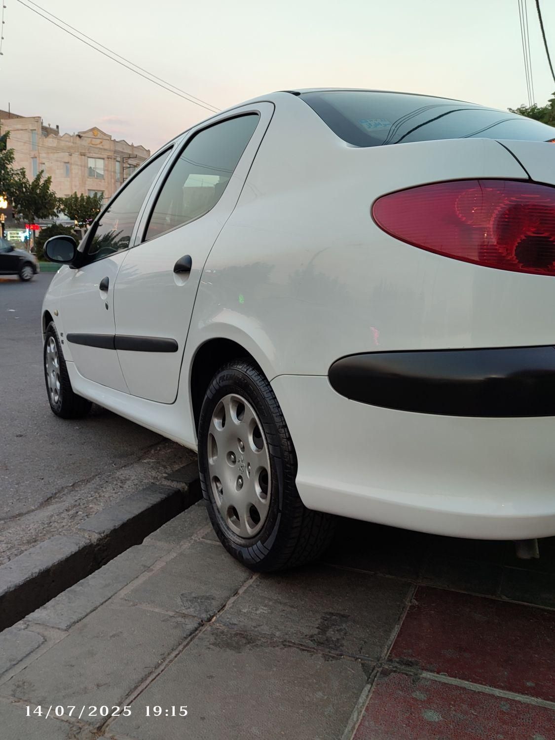 پژو ۲۰۶ صندوق دار v8 - 1393