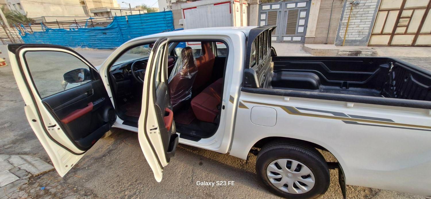 تویوتا کمری XLE - 2025