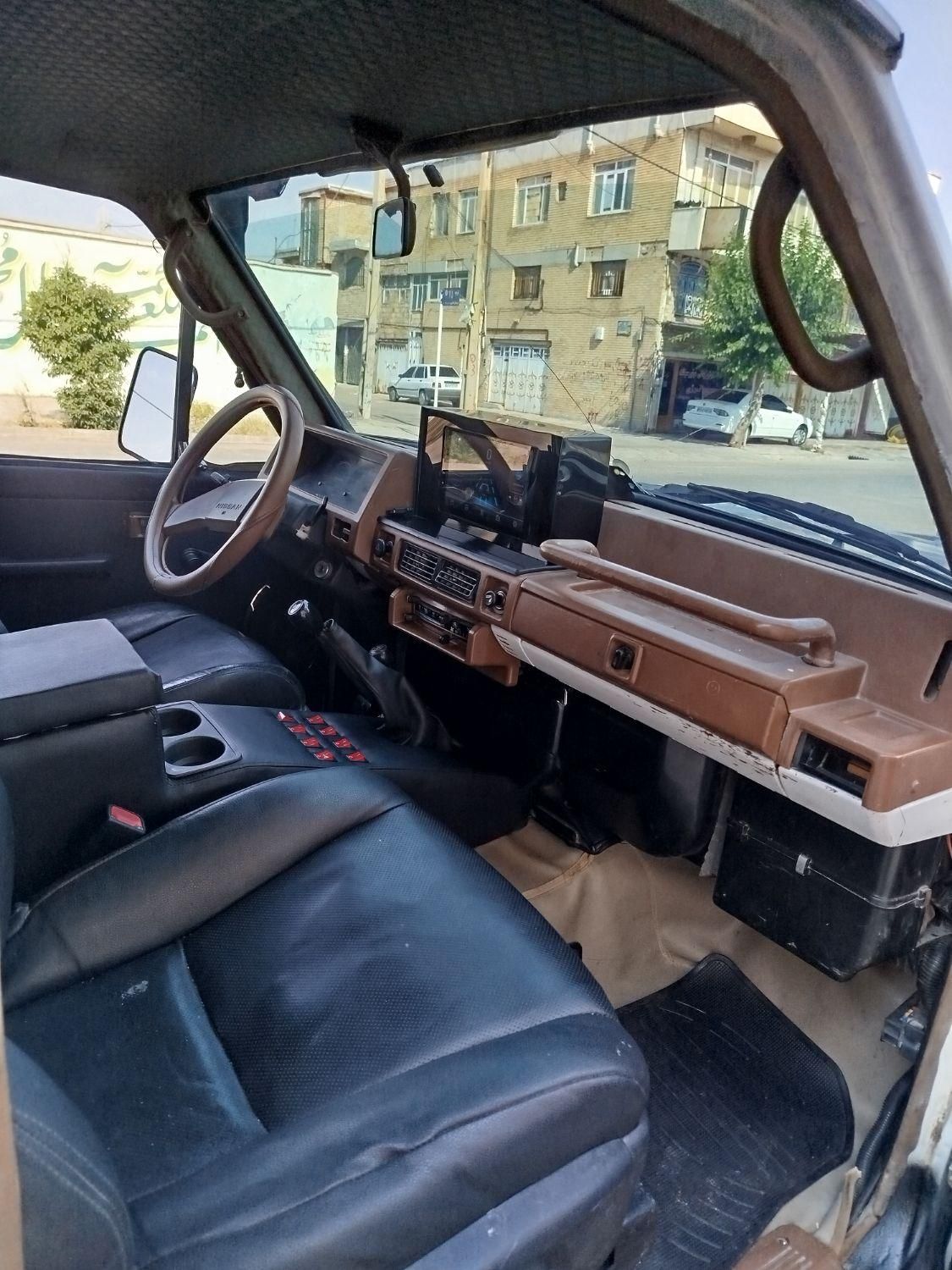 نیسان پاترول دو درب دنده‌ای - 1992