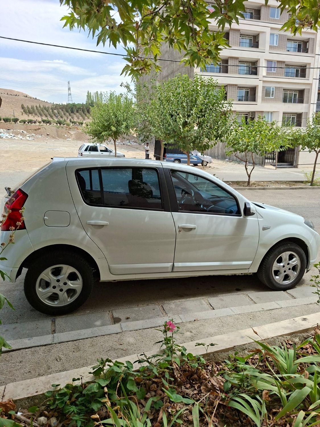 رنو ساندرو اتوماتیک - 1396