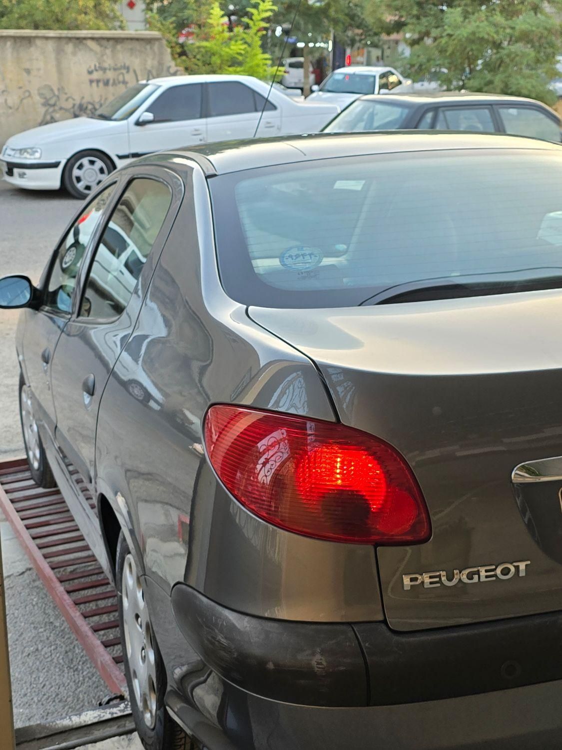 پژو ۲۰۶ صندوق دار v8 - 1397