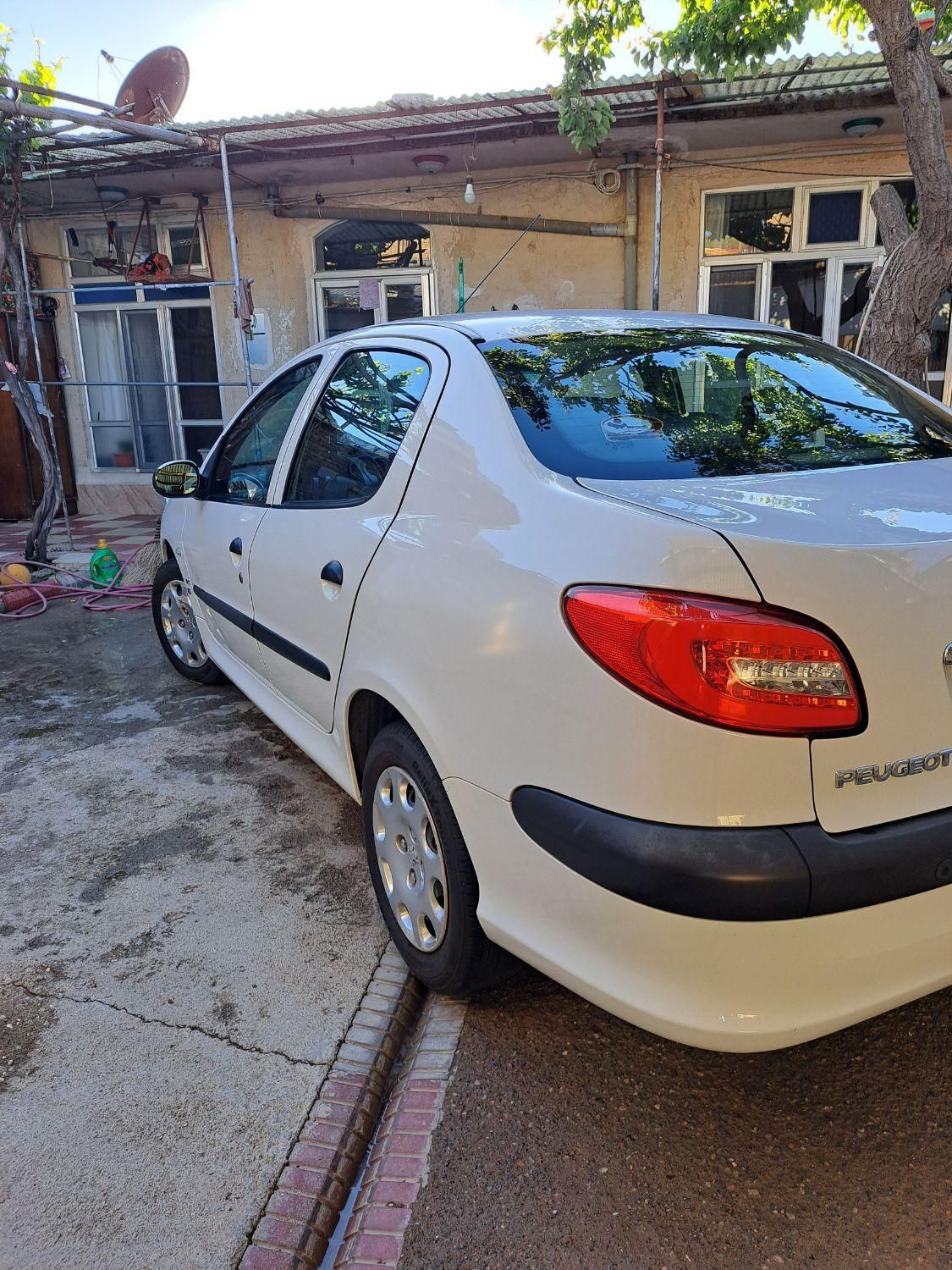 پژو ۲۰۶ صندوق دار v8 - 1396