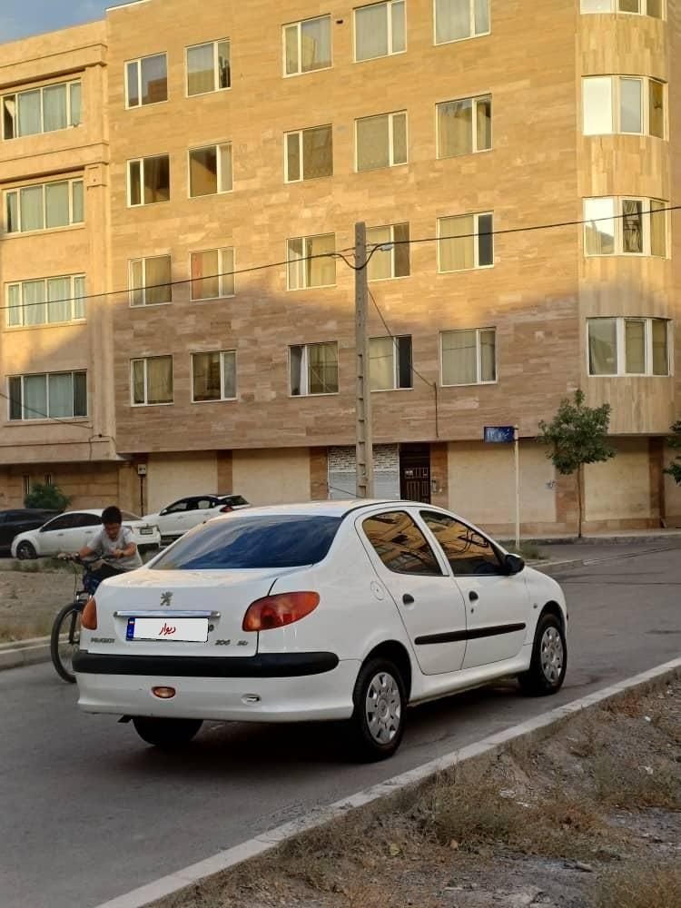 پژو ۲۰۶ صندوق دار v8 - 1393