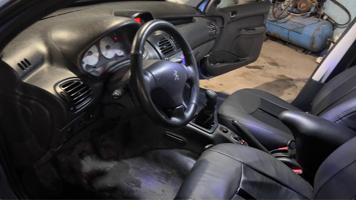 پژو ۲۰۶ صندوق دار v8 - 1393