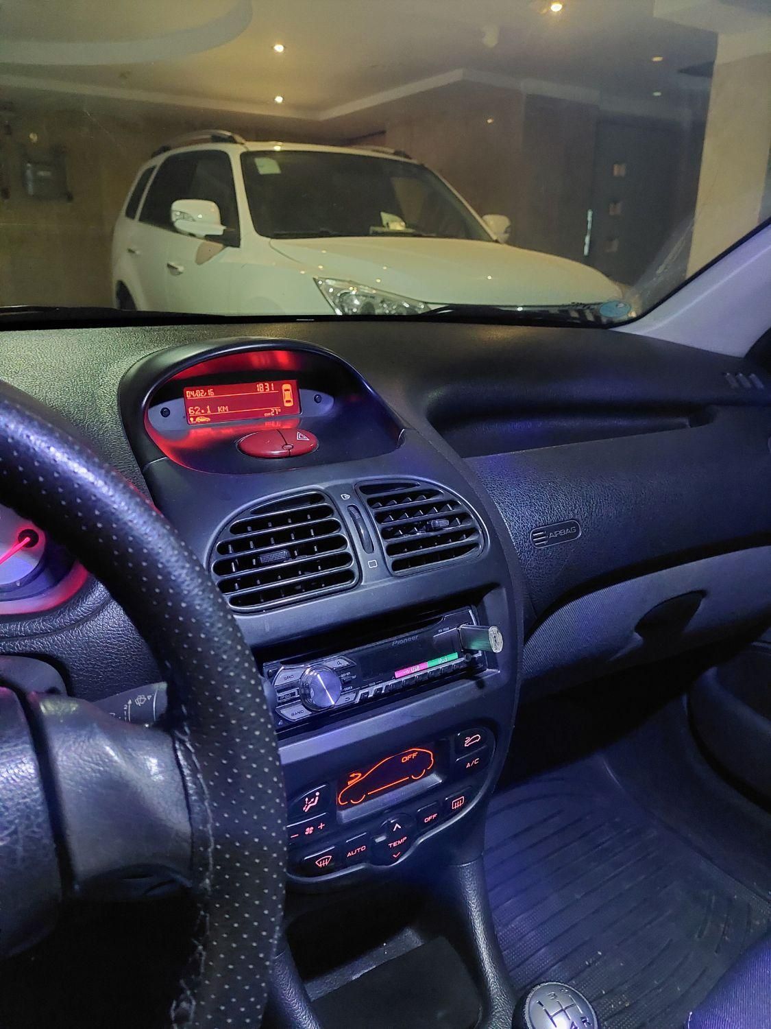 پژو ۲۰۶ صندوق دار v8 - 1395