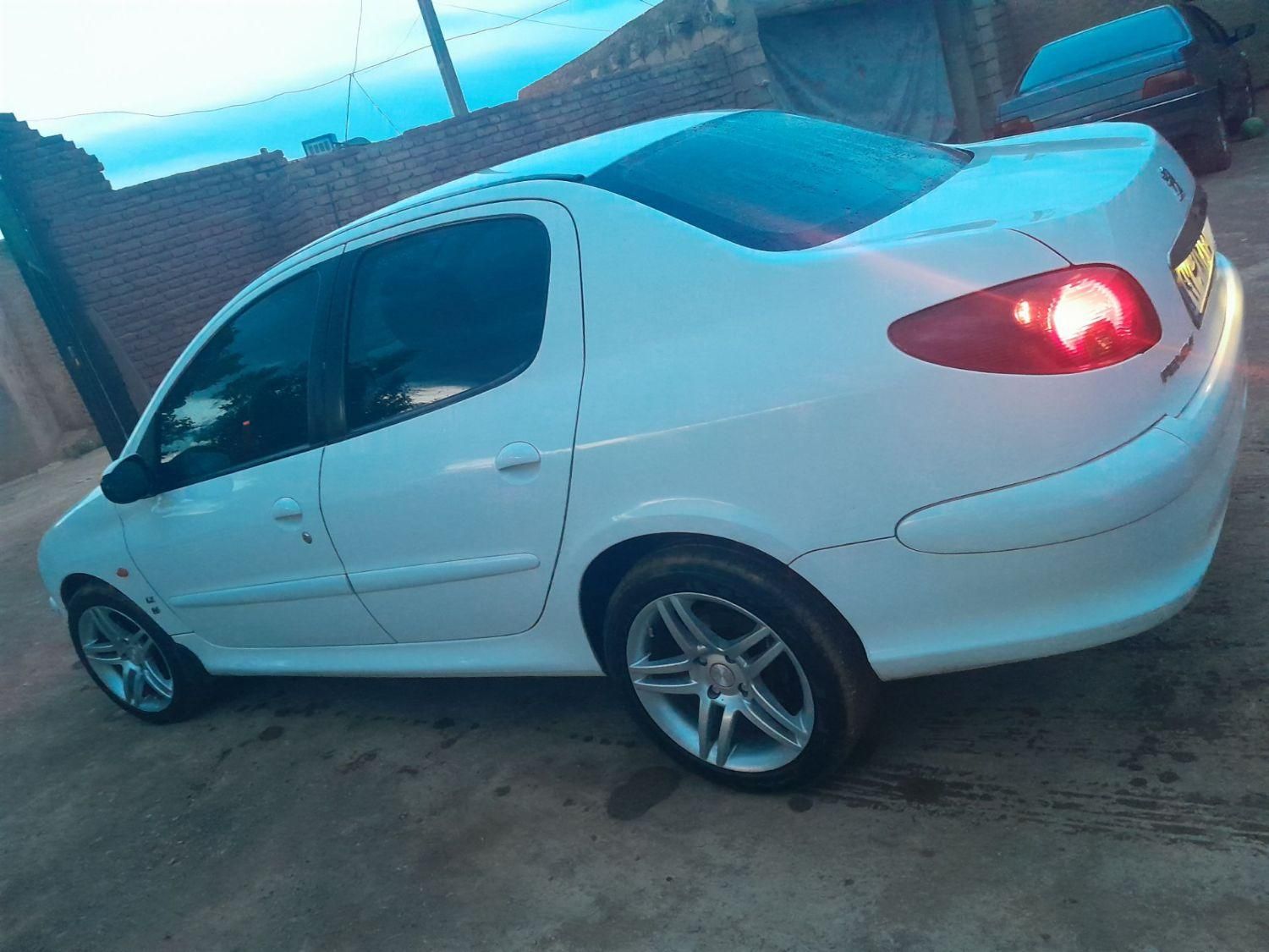 پژو ۲۰۶ صندوق دار v8 - 1390
