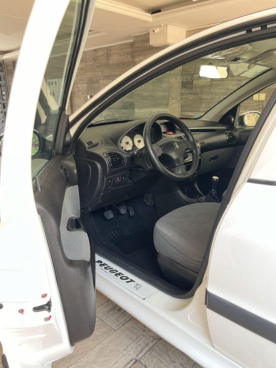 پژو ۲۰۶ صندوق دار v8 - 1395