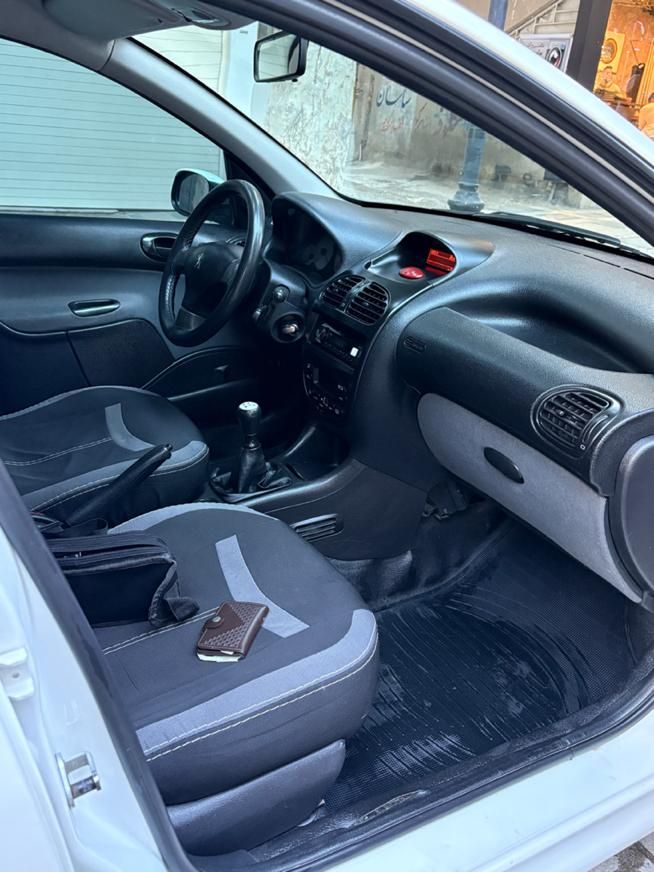 پژو ۲۰۶ صندوق دار v8 - 1397