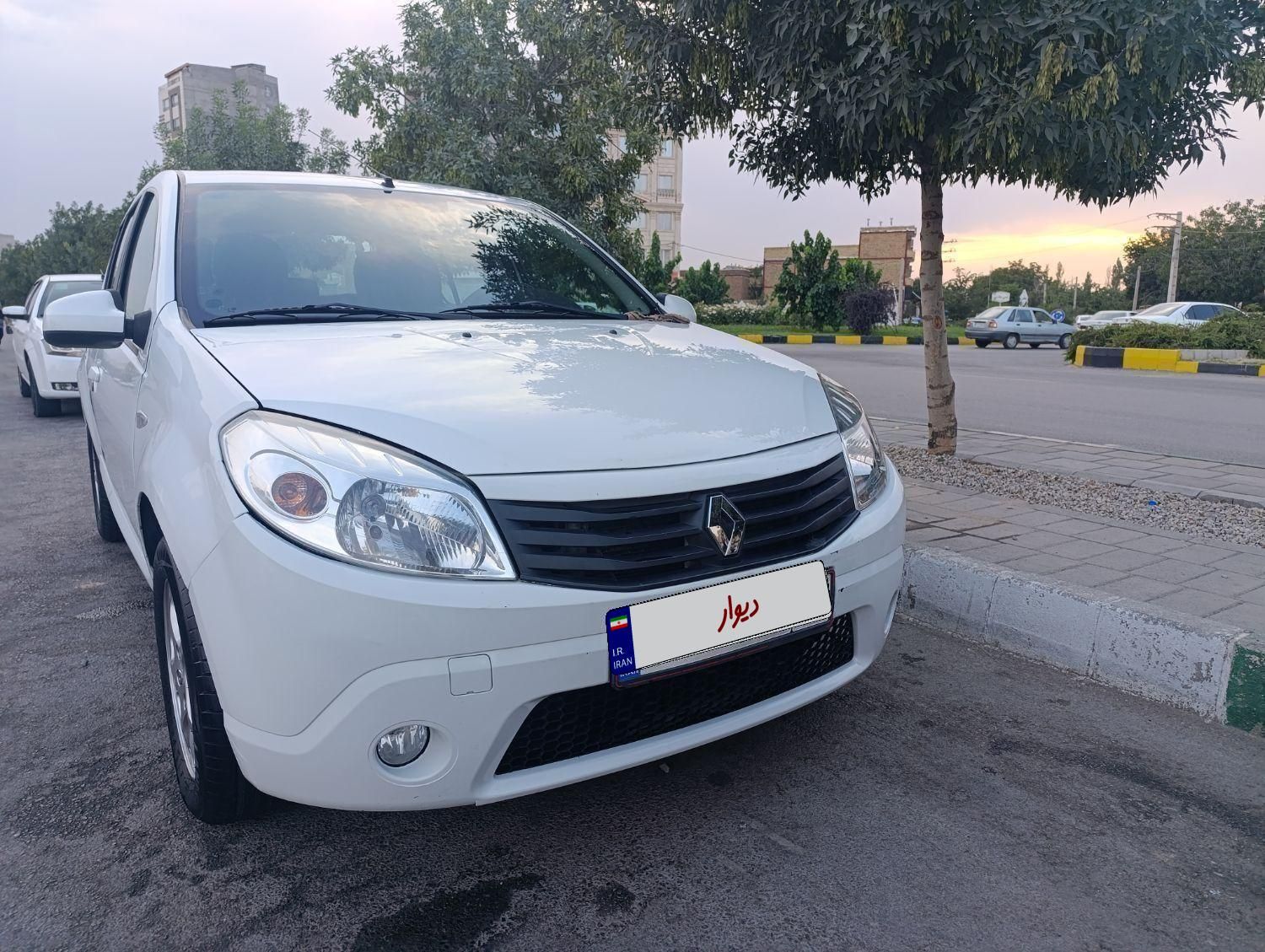 رنو ساندرو اتوماتیک - 1395