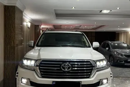 تویوتا لندکروز GXR نسل ۵ - 2009