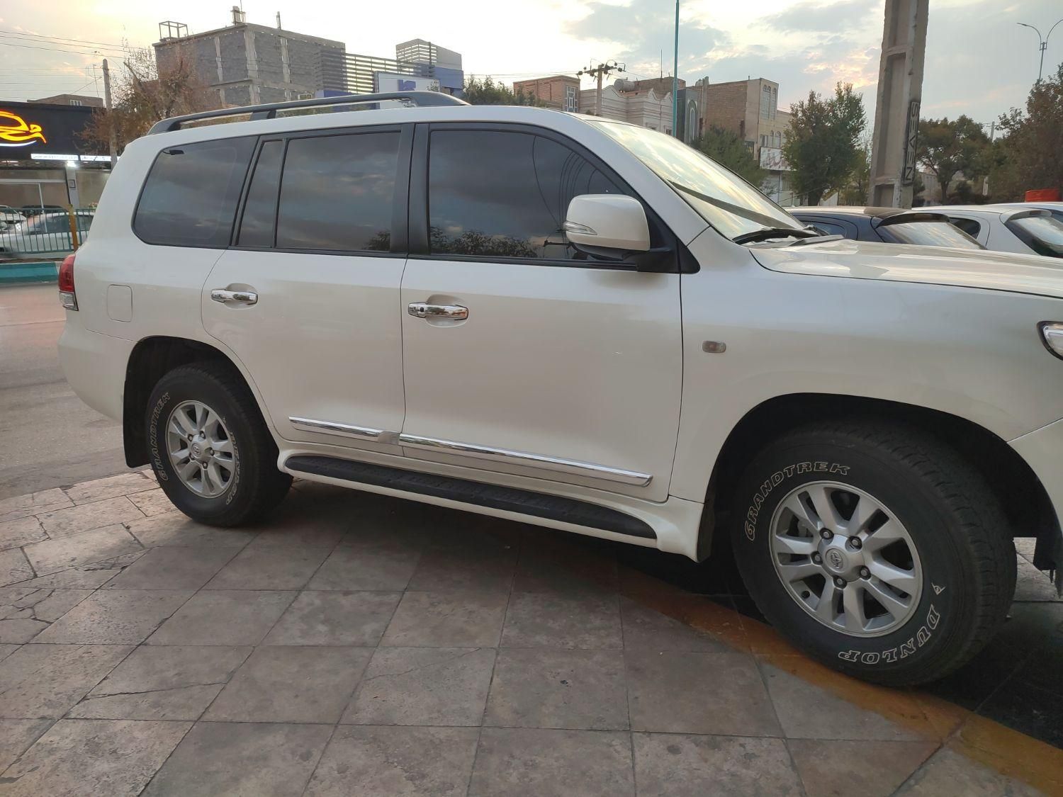 تویوتا لندکروز VXR نسل ۵ - 2010