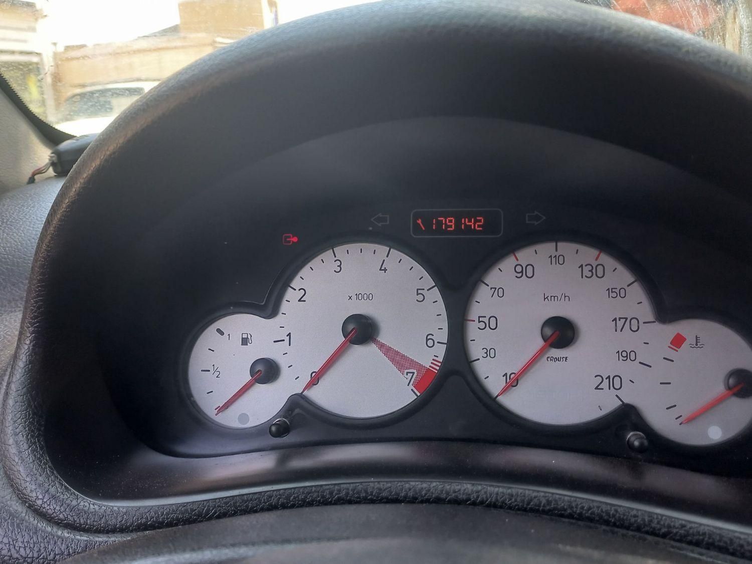 پژو ۲۰۶ صندوق دار v8 - 1396