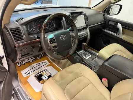 تویوتا لندکروز GXR نسل ۵ - 2009