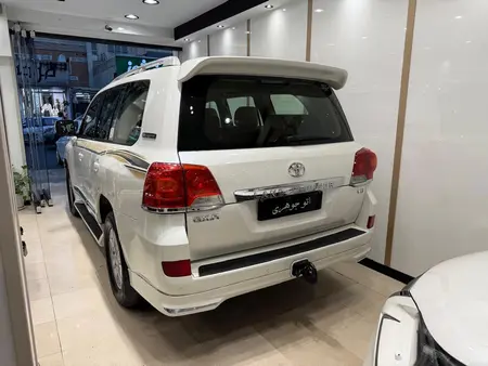 تویوتا لندکروز GXR نسل ۵ - 2009