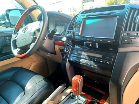 تویوتا لندکروز GXR نسل ۵ - 2013