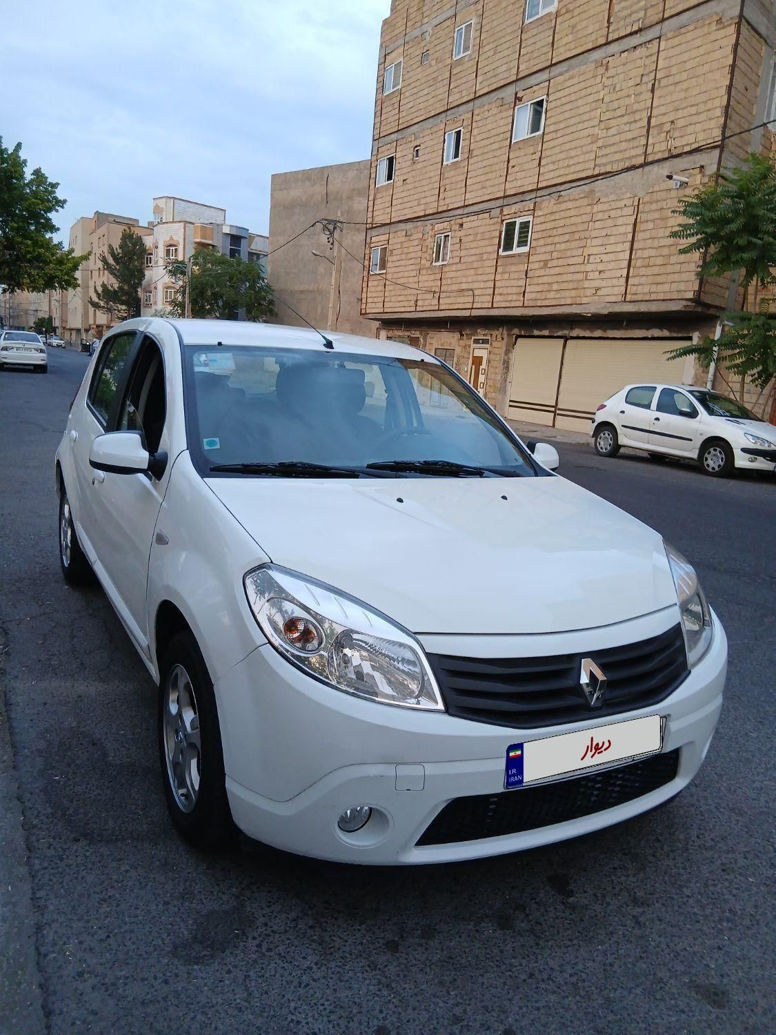 رنو ساندرو اتوماتیک - 1395