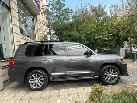 تویوتا لندکروز GXR نسل ۵ - 2010