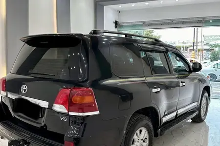 تویوتا لندکروز GXR نسل ۵ - 2010