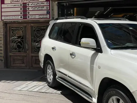 تویوتا لندکروز GXR نسل ۵ - 2010