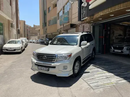 تویوتا لندکروز GXR نسل ۵ - 2010