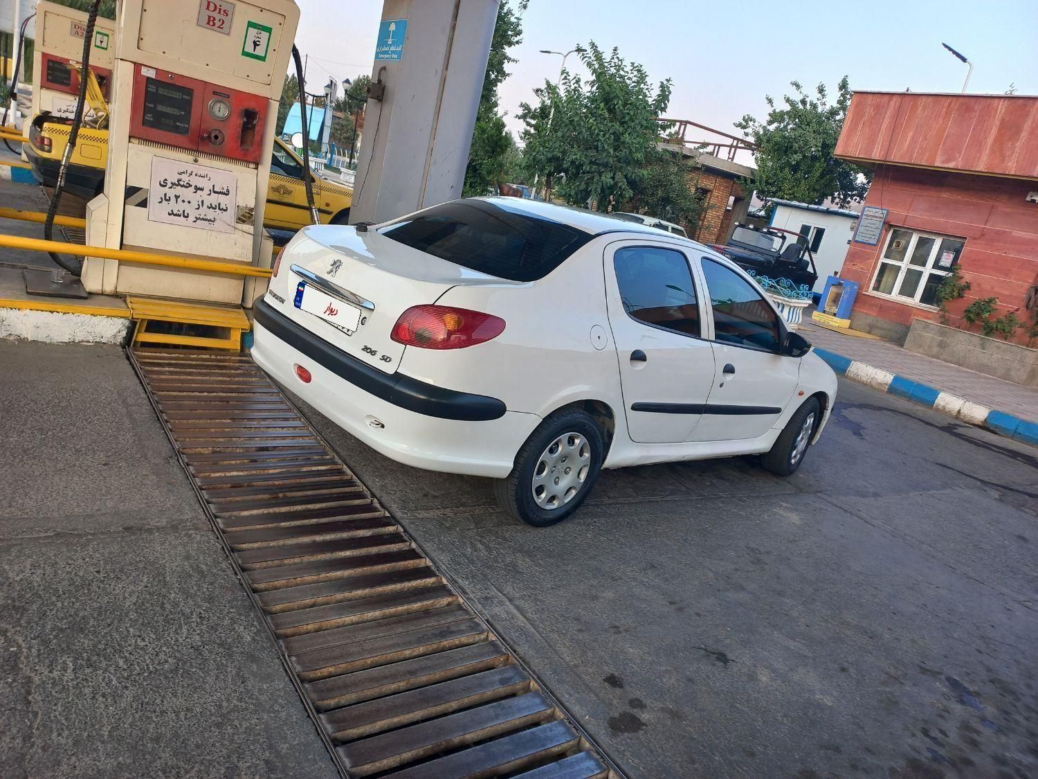 پژو ۲۰۶ صندوق دار v8 - 1391