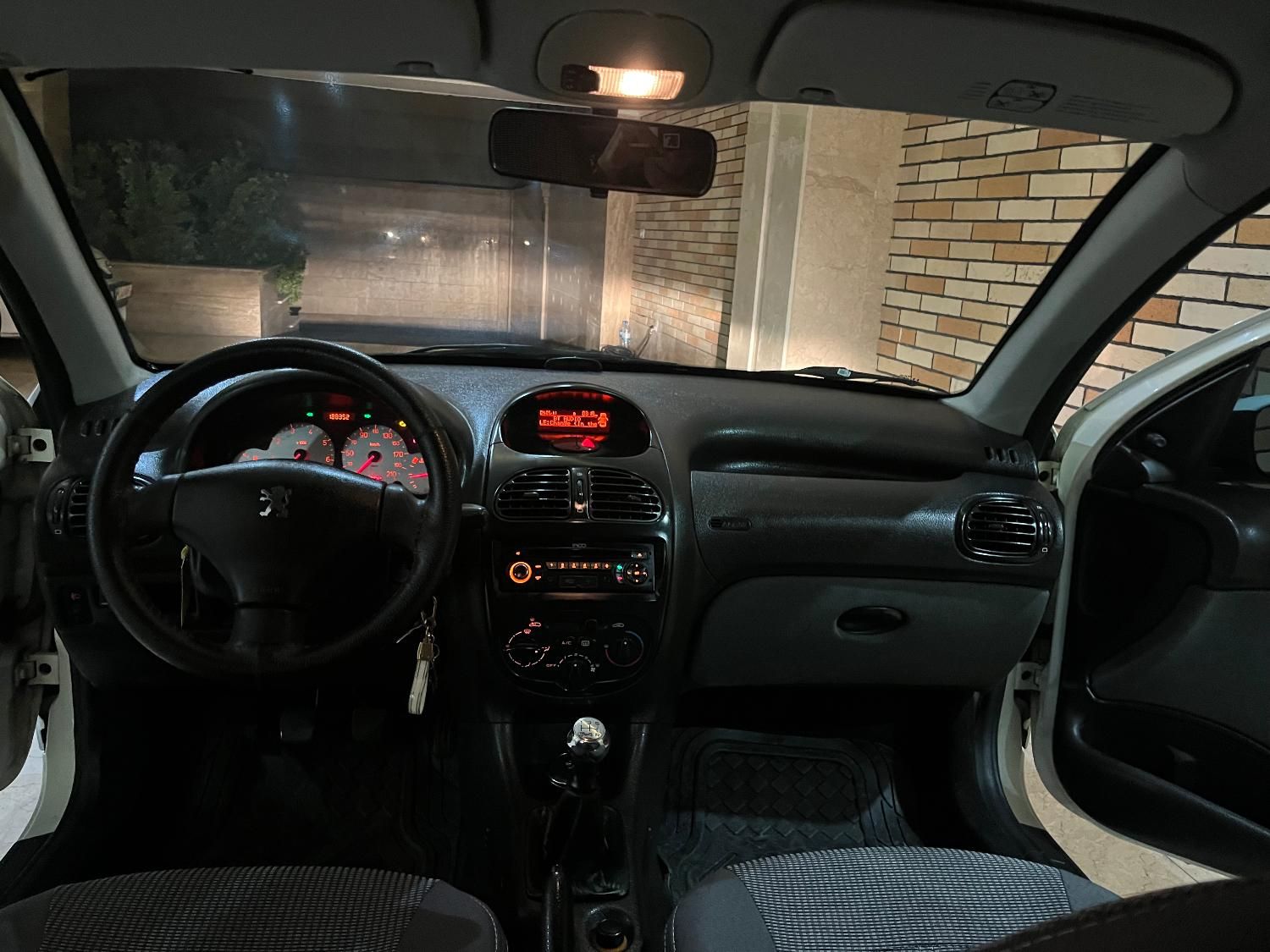 پژو ۲۰۶ صندوق دار v8 - 1394