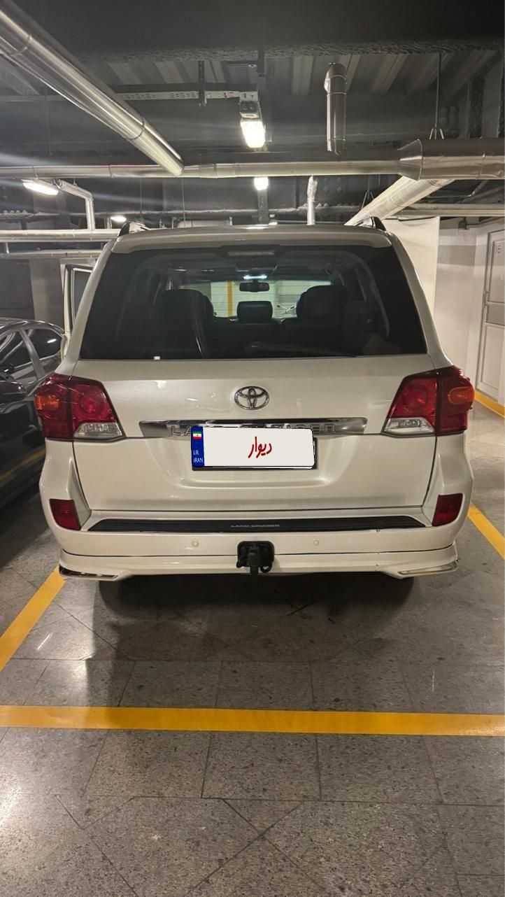 تویوتا لندکروز VXR نسل ۵ - 2010