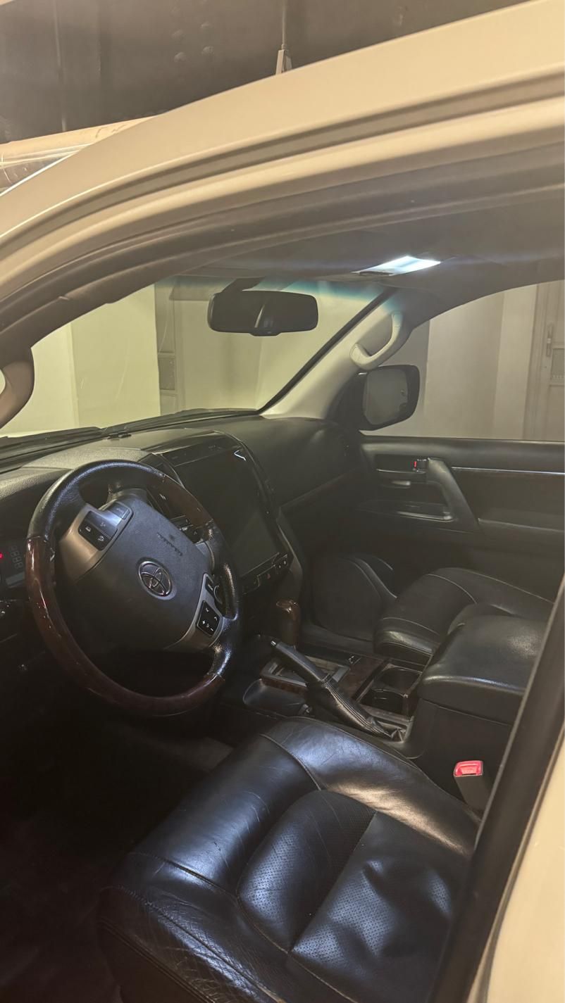 تویوتا لندکروز VXR نسل ۵ - 2010
