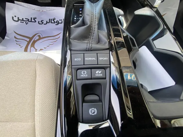 تویوتا کمری LE هیبرید - 2025