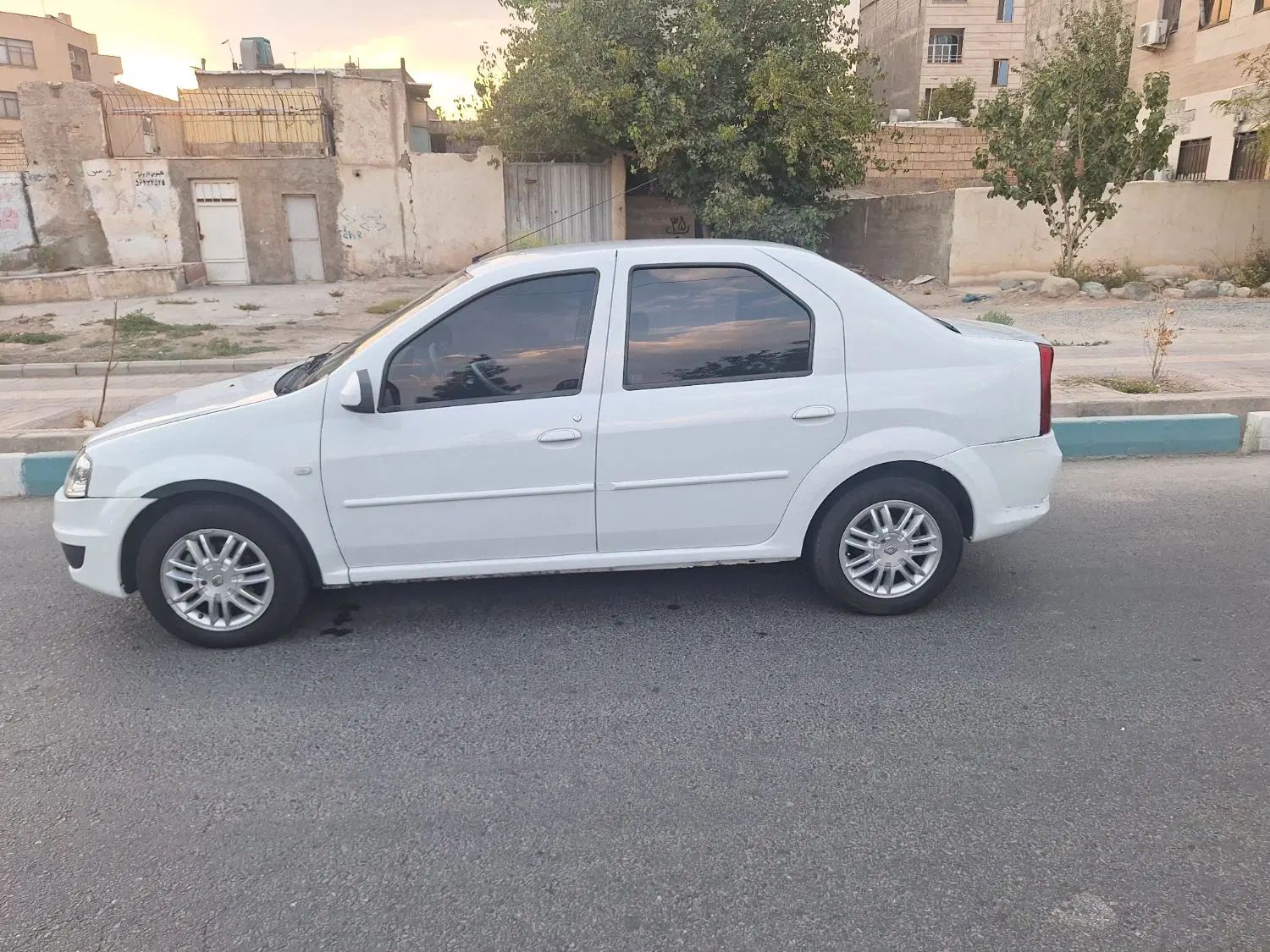 رنو تندر 90 پلاس اتوماتیک - 1396