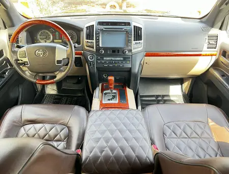 تویوتا لندکروز GXR نسل ۵ - 2012