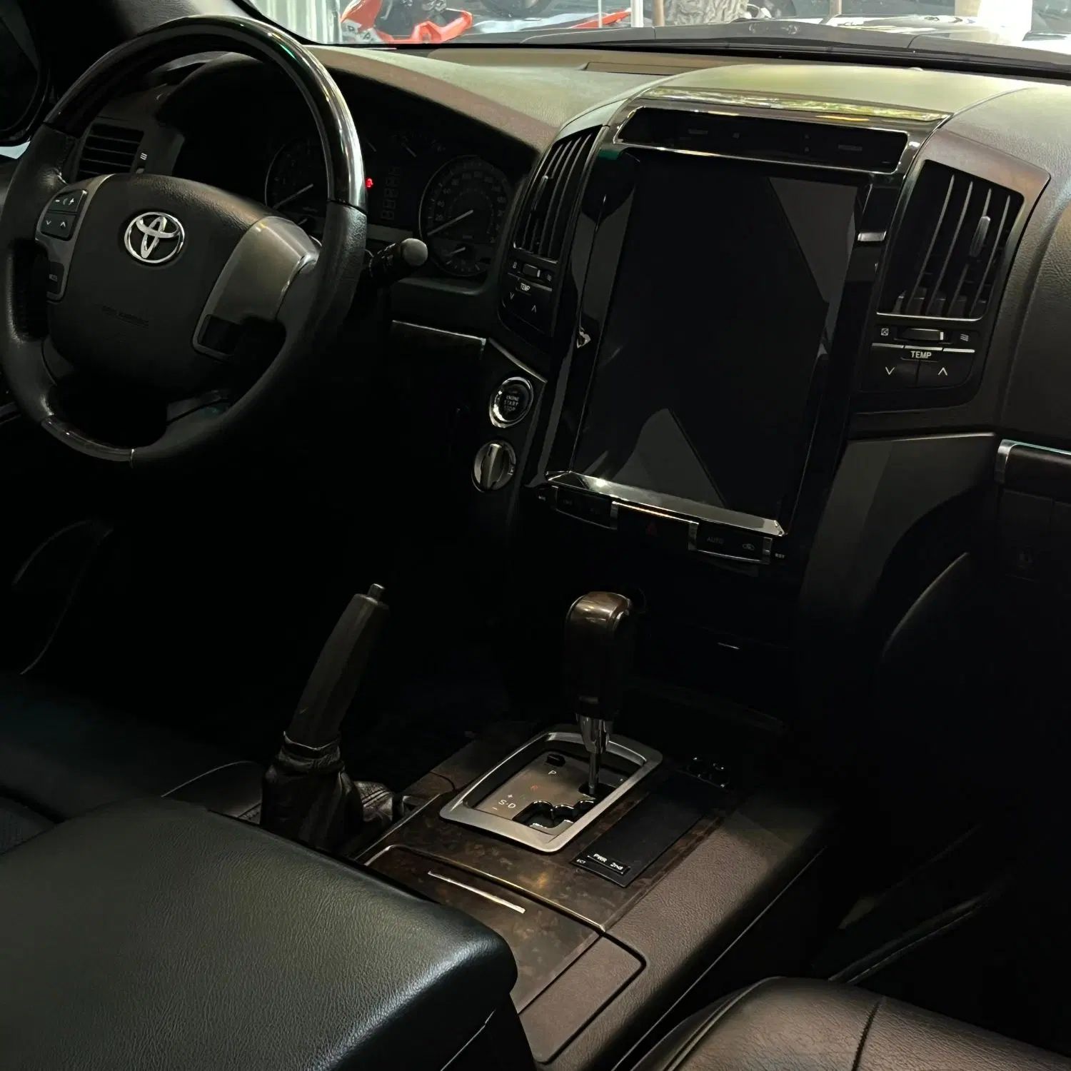 تویوتا لندکروز VXR نسل ۵ - 2011
