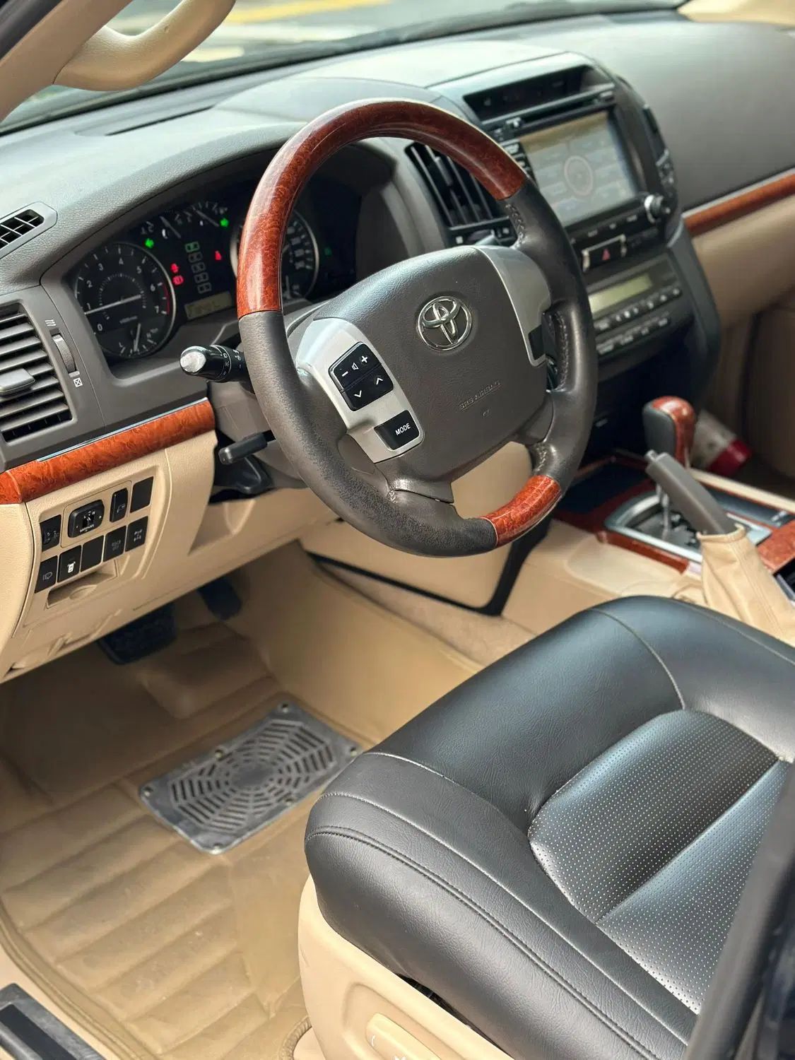 تویوتا لندکروز VXR نسل ۵ - 2013