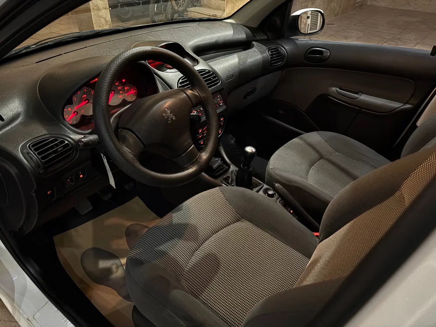 پژو ۲۰۶ صندوق دار v8 - 1398