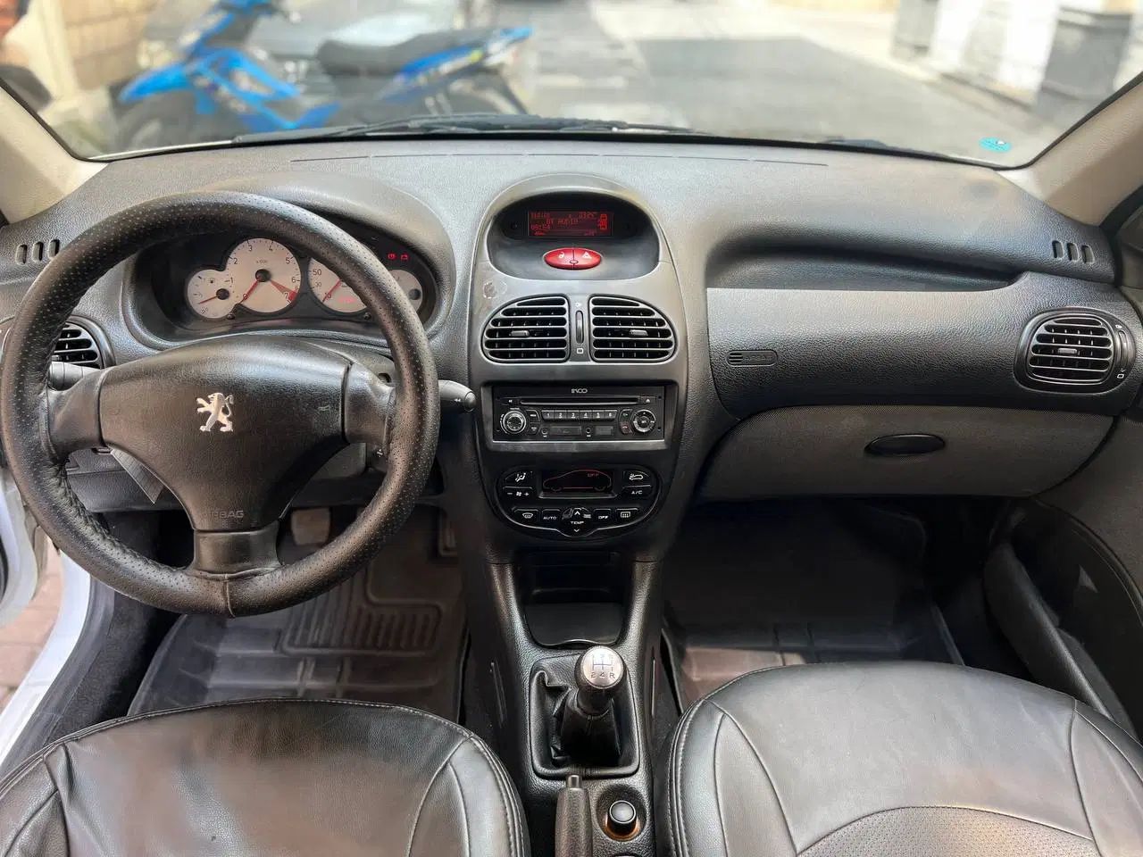 پژو ۲۰۶ صندوق دار v8 - 1397