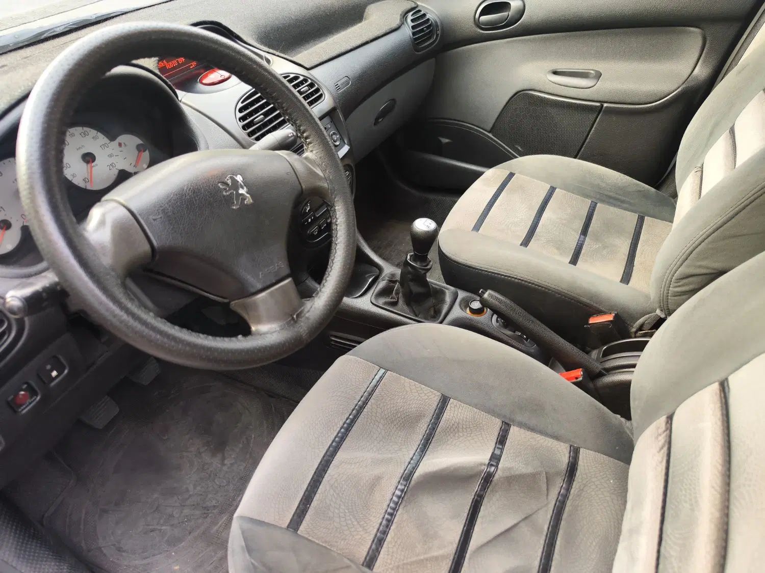 پژو ۲۰۶ صندوق دار v8 - 1396