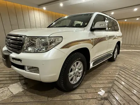 تویوتا لندکروز GXR نسل ۵ - 2010