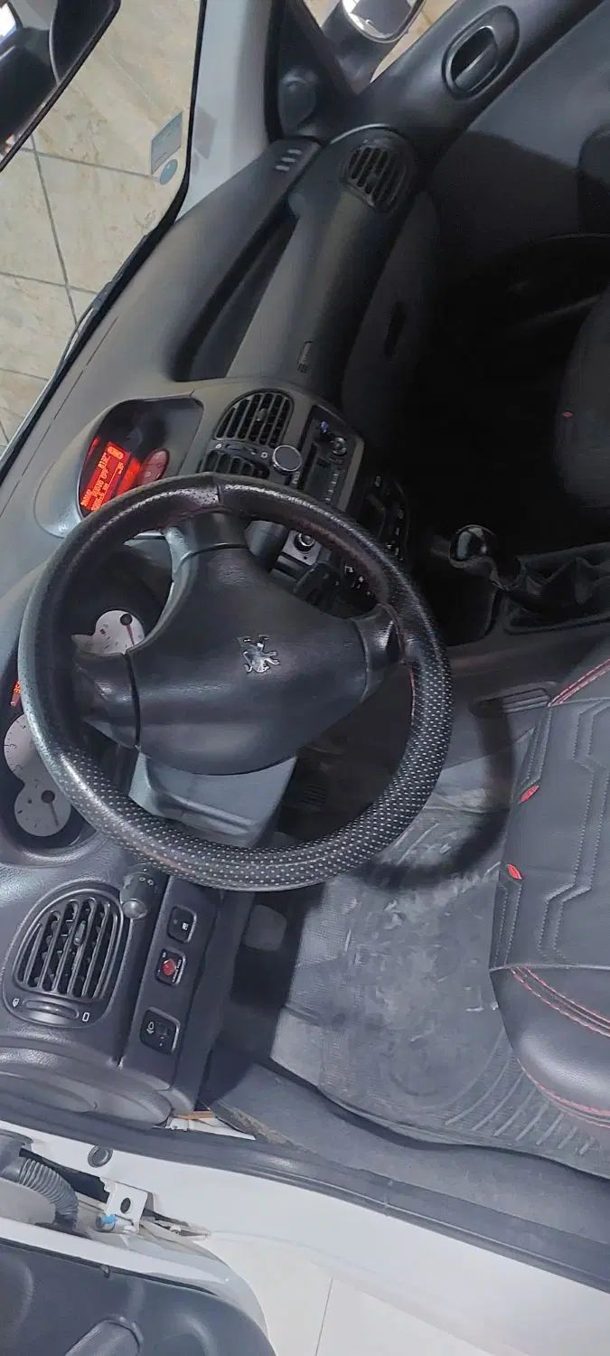 پژو ۲۰۶ صندوق دار v8 - 1396