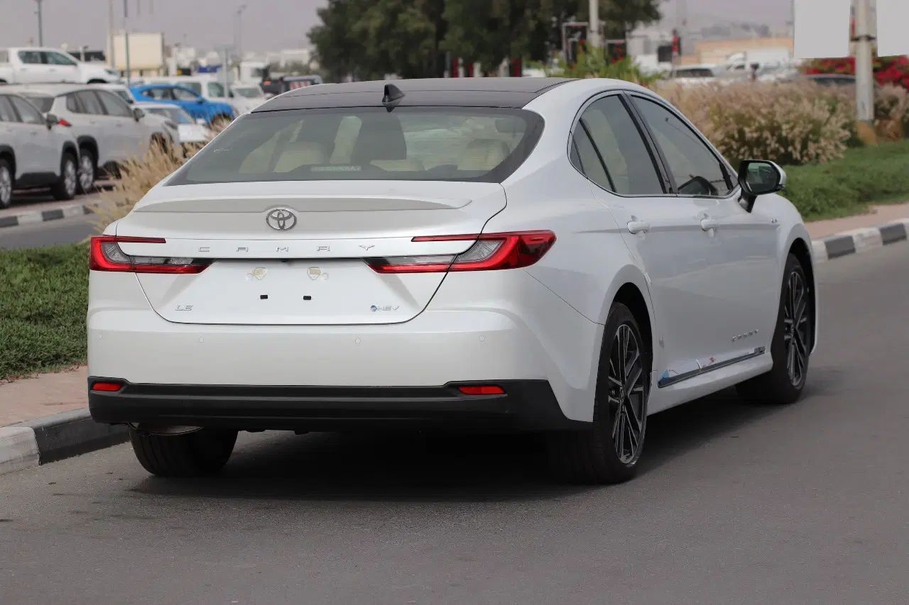 تویوتا کمری XLE - 2025