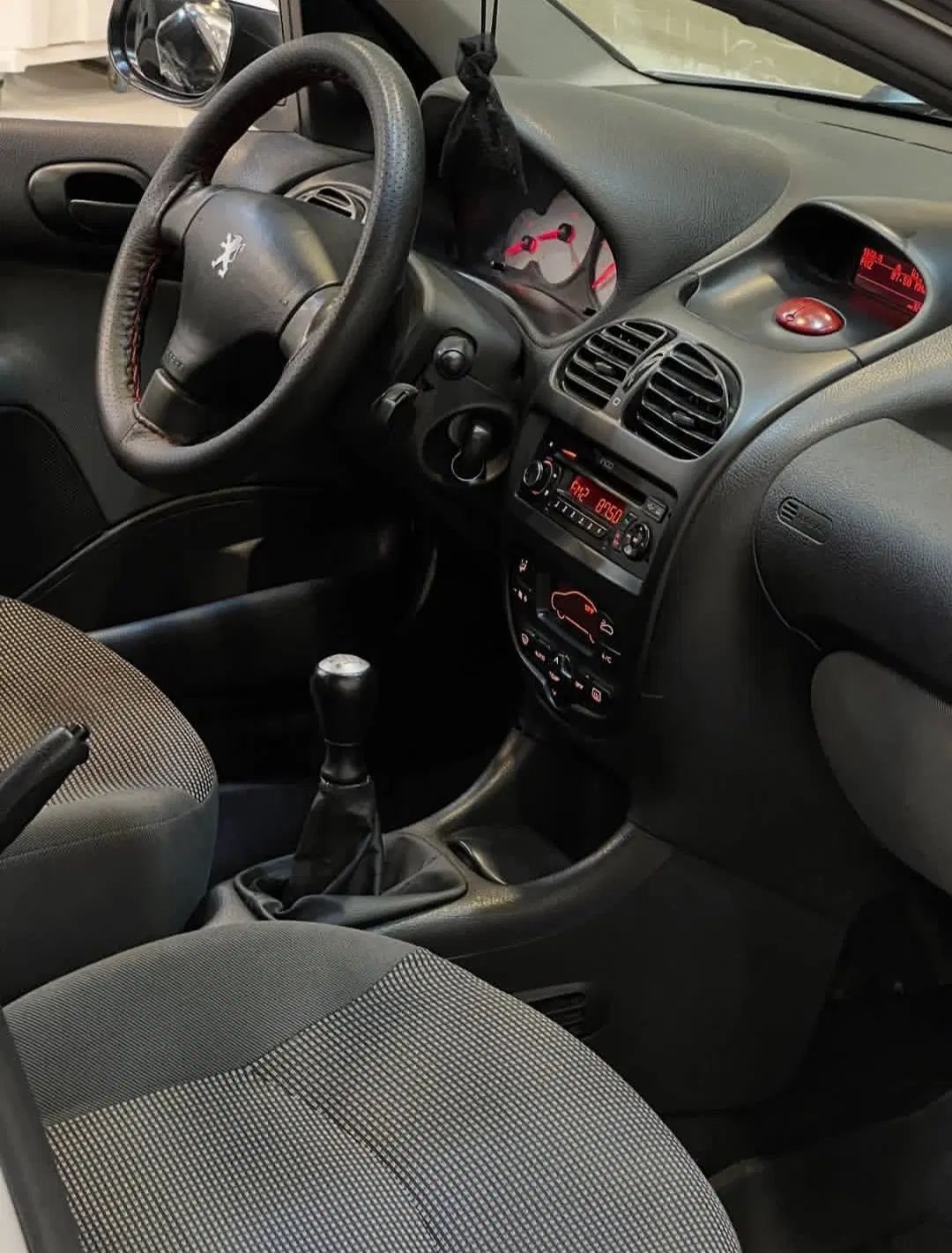 پژو ۲۰۶ صندوق دار v8 - 1397