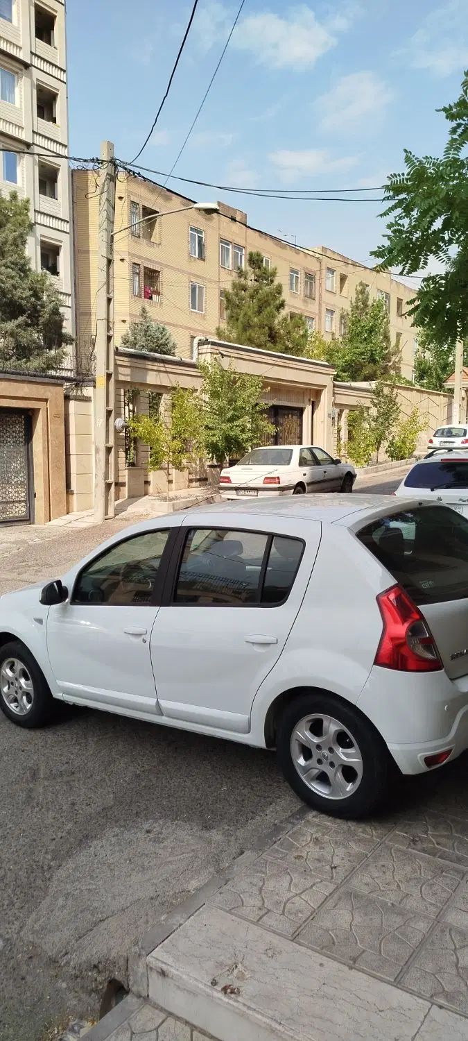 رنو ساندرو اتوماتیک - 1395