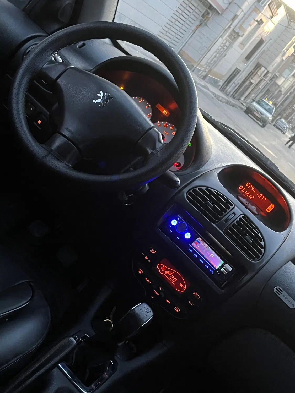 پژو ۲۰۶ صندوق دار v8 - 1392