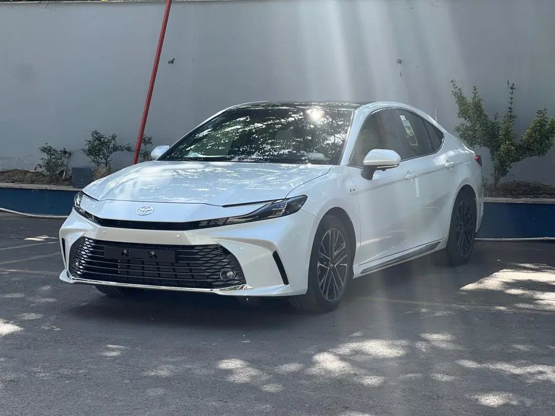 تویوتا کمری XLE - 2025