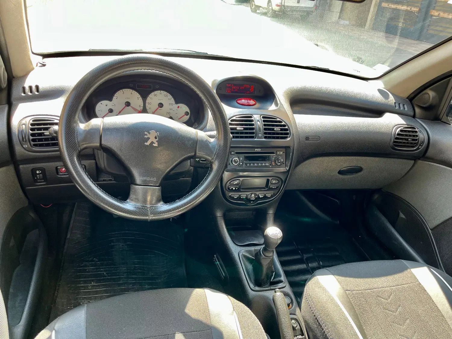پژو ۲۰۶ صندوق دار v8 - 1396
