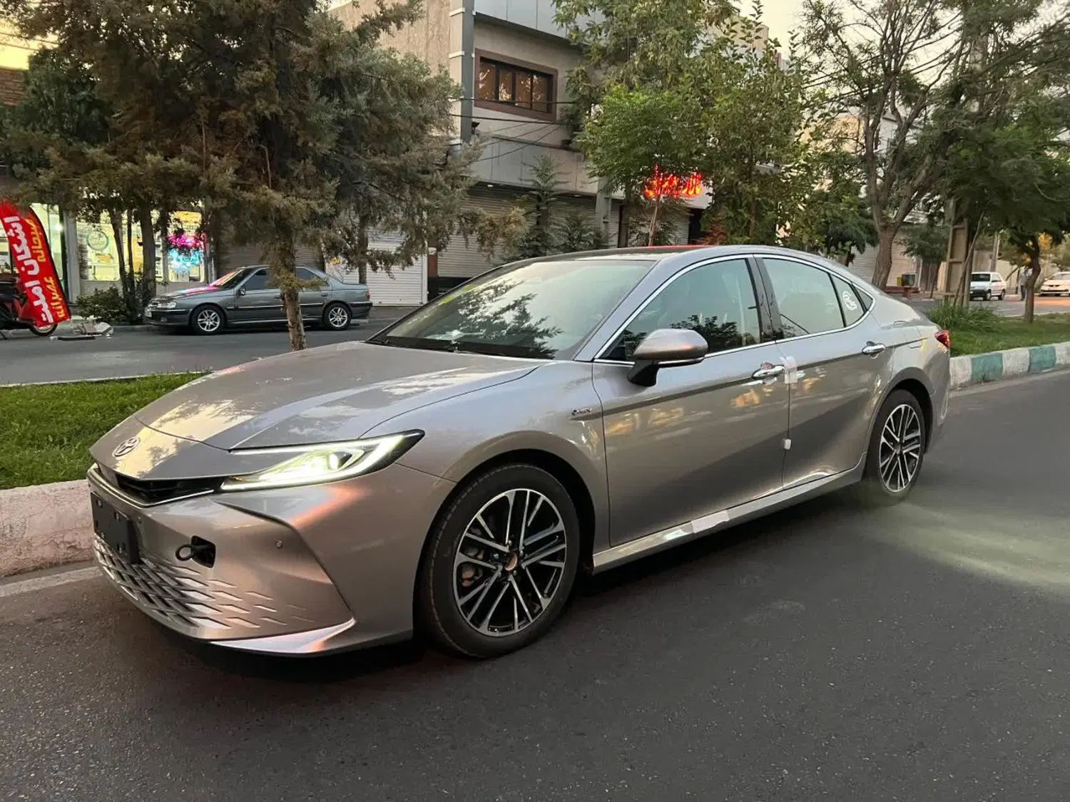 تویوتا کمری XLE - 2025