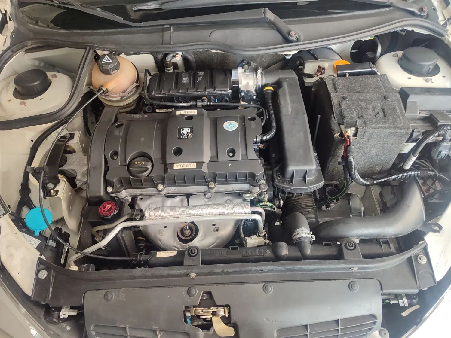 پژو ۲۰۶ صندوق دار v8 - 1399