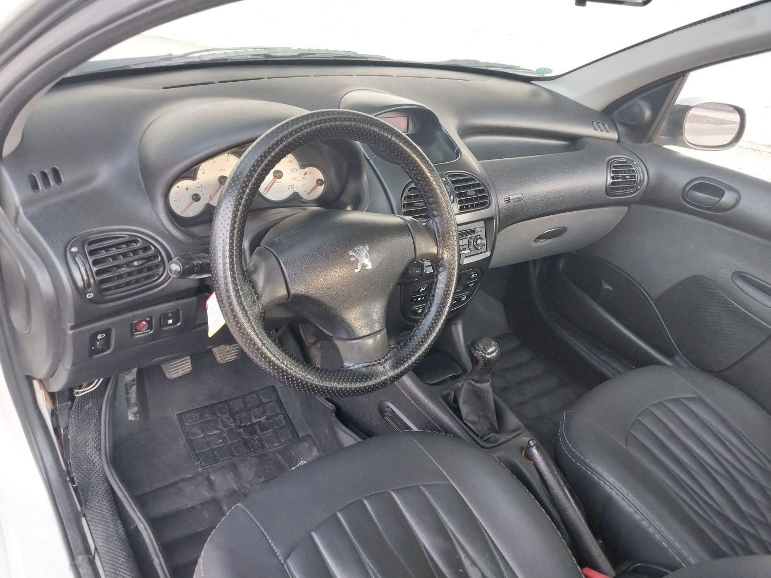 پژو ۲۰۶ صندوق دار v8 - 1396