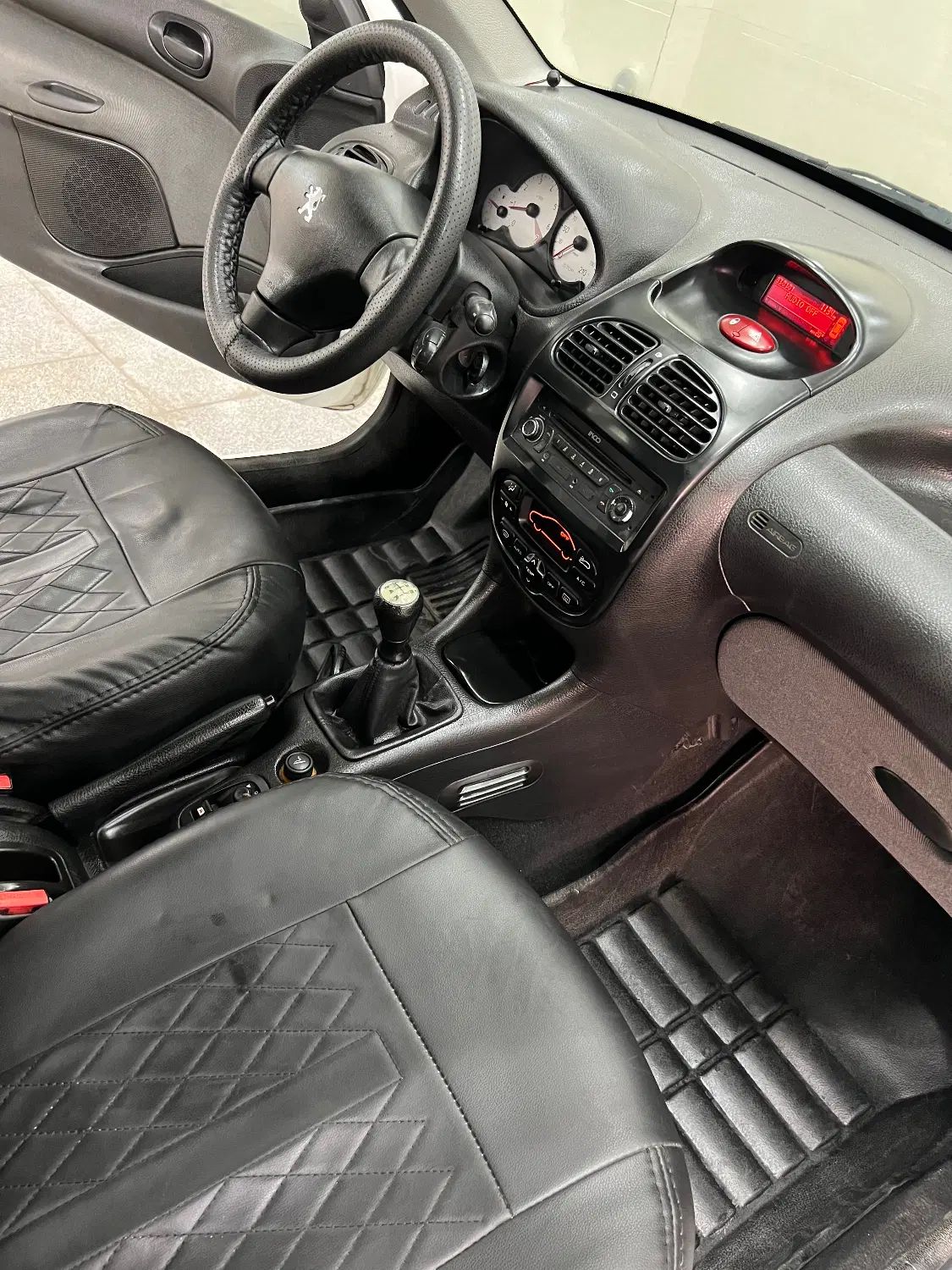 پژو ۲۰۶ صندوق دار v8 - 1394