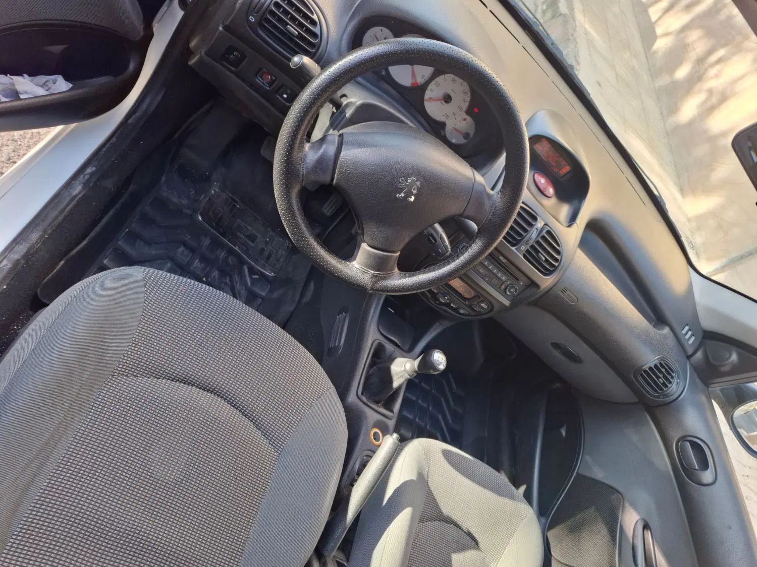 پژو ۲۰۶ صندوق دار v8 - 1395