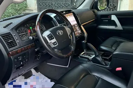 تویوتا لندکروز GXR نسل ۵ - 2013
